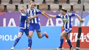 Emmaliina Tulkki avgjorde cupfinalen. HJK:s Emmaliina Tulkki och Jutta Rantala jublar