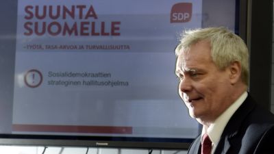 SDP:s ordförande Antti Rinne presenterar SDP:s strategiska regeringsprogram 31.3.2015.