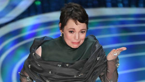 En rörd Olivia Colman tackar alla. Olivia Colman tar emot en Oscar.