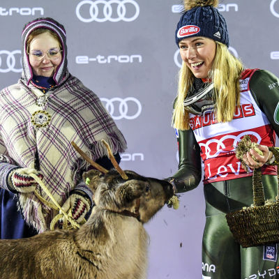 För ett år sedan fick Mikaela Schiffrin firar slalomsegern i Levi.