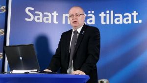 Till slut var inte ens Sannfinländarna nöjda med sin arbetsminister. Men de fick vad de begärde, som sloganen löd. Jari Lindström i talarstol.