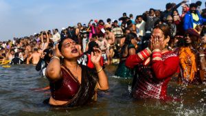 Transpersoner deltar för första gången i år i ritualer avsedda för sadhun under Kumbh Mela Transgender personer som hör till en monastisk hinduisk order deltar i Kumbh Mela festivalen i Allahabad