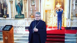 Kyrkoherden Markku Salminen tycker att barn ska få höras i kyrkan. Markku Salminen