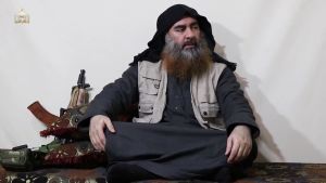 Forskning visar att de som tittar på propagandavideoklipp från till exempel terrorgruppen IS är rädda för islamistisk terror och den rädslan ökar efter tittandet. På bilden IS-ledaren Abu Bakr al-Baghdadi. En man sitter i skräddarställning på golvet. Han har långt skägg och en svart huva på sig.