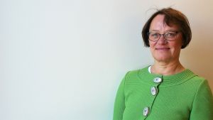 Kristina Wikberg uppmuntrar andra arbetsplatser att testa på en modell med blandspråk. När alla får tala sitt eget modersmål blir tröskeln lägre att sedan testa det andra språket. Kristina Wikberg på Kommunförbundet.