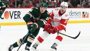 Mikael Granlund i duell med Dylan Larkin. Mikael Granlund i duell med Dylan Larkin.