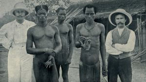 Tre invånare i Kongo visar upp avhuggna händer. De vita männen på bilden är baptistiska missionärer som dokumenterade grymheterna i Kongostaten. Bilden är från 1904. Tre ursprungsinvånare i Kongostaten visar upp avhuggna händer. De står bredvid två baptistiska missionärer som dokumenterade grymheter i Kongostaten. Bilden är tagen år 1904.