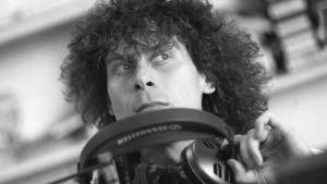 Jorma Hietamäki ja Kovan päivän ilta vuonna 2000. Jorma Hietamäki kuulokkeiden kanssa