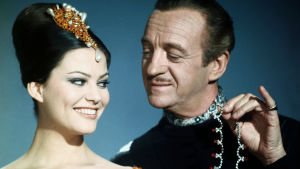 Sextiotalselegans med Claudia Cardinale och David Niven 1963. Claudia Cardinale och David Niven med diamanthalsband i handen i filmen Pink Panther 1963.
