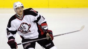 Tallinder spelade nästan 700 grundseriematcher i NHL. Henrik Tallinder i Buffalo