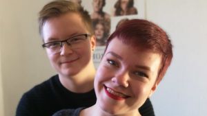 Sakris Kupila i sitt vardagsrum i Helsingfors med sin fru Jaana Tiiri. Hösten 2018. Sakris Kupila i sitt vardagsrum i Helsingfors med sin fru Jaana Tiiri. Hösten 2018.