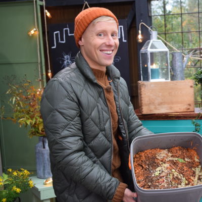 Nicke Aldén tittar in i kameran och ler.