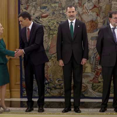 Pedro Sánchez (andra från vänster) svor sin ed inför kung Felipe av Spanien (i mitten)
