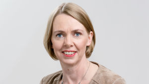 Också munskydd i tyg är bättre än inget skydd, säger Eva Helaskoski på Arbetshälsoinstitutet. En kvinna i brun mockajacka ser rakt in i kameran. Hennes hår är ljusbrunt och klippt i en page och hon har blå ögon.