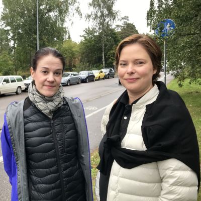 Maria Carlsson och Katja Creutz står vid Brändö Parkväg.