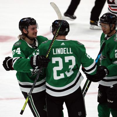 Roope Hintz, Esa Lindell, Jason Robertson ja Joel Kiviranta juhlivat maalia.