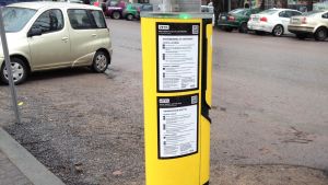 Det behövs flera laddningsstationer i Hangö. Den här stationen finns i Ekenäs. Laddningsstation för elbilar i Ekenäs