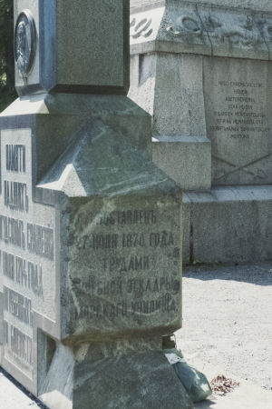 Utanför Rilax fördes 27.7.1714 det största sjöslaget under det Stora nordiska kriget (1700–1721). Här finns två minnesmärken, ett som uppfördes 1914 till det 200-åriga minnet av de ryska stupade, det andra uppfördes år 1928 till minne av stupade finländare. Två minnesmärken i sten.