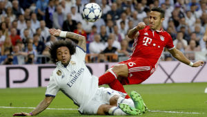 Hård kamp mellan Real och Bayern. Marcelo och Thiago Alcantara i hård duell i Champions League.