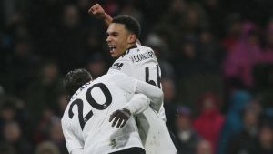 Liverpool grejade till slut en seger. Liverpoolspelare jublar.