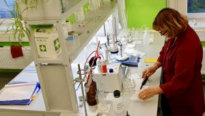 I laboratoriet synas oljeskiffret in i minsta detalj. En forskare försöker reda ut ett ämnes kemiska komponenter i ett laboratorium.
