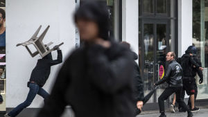 En demonstrant är på väg att kasta en stol mot en annan demonstrant i Chemnitz den 1 september 2018. En demonstrant är på väg att kasta en stol mot en annan demonstrant i Chemnitz den 1 september 2018.