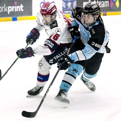 HIFKn Jere Sallinen ja Pelicansin Alex Lindroos (oik.)