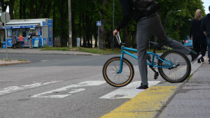 Enligt lagen ska korsande trafik från höger eller vänster inte väja för en cyklist som sitter i sadeln - men nog för en som stigit av cykeln. Cyklists fötter när de stigit av cykeln vid övergångsställe.
