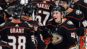 Sami Vatanen firar tillsammans med sina lagkamrater. Sami Vatanen firar tillsammans med sina lagkamrater.