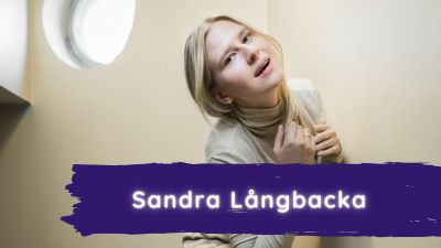 Sandra poserar.