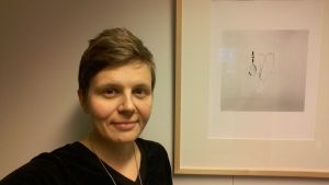 Människorättsexpert Aija Salo hoppas att det program mot rasism som regeringen så småningom ska presentera kommer poängtera vikten av utbildning av mänskliga rättigheter inom olika myndigheter. Aija Salo ansvarar för samefrågor vid Diskrimineringsombudsmannens byrå.