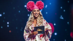 Krista Siegfrids har lett programmet UMK sedan år 2016. Just nu är hon aktuell med sin singel "Let it burn" och en klädkollektion som hon själv designat. Krista Siegfrids Uuden Musiikin Kilpailussa Karsinta 3:ssa.