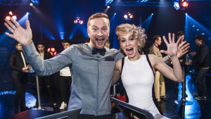 Uuden Musiikin Kilpailussa kuultiin Mikon ja Rakelin mietteitä esityksistä. Rakel Liekki ja Mikko Silvennoinen Uuden Musiikin Kilpailussa Karsinta 3:ssa.