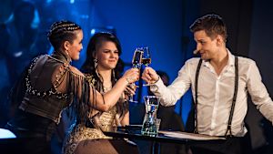 Topp tre skålar i skumvin: Sandhja, Saara Aalto och Mikael Saari. Topp tre i UMK skålar.