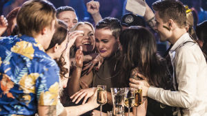 Sandhja gratuleras av de andra tävlarna. Sandhja gratuleras av de andra UMK-tävlarna.