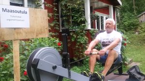 Pekka Ilmarinen uppmuntrar till friluftsaktiviteter Pekka Ilmarinen demonstrerar roddmaskin som finns med på jubileumsjippot vid Porla i Lojo.