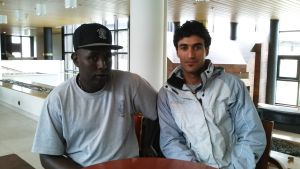 Somaliern Mukhtar Abdi och irakiern Thiab Albdri vet ännu inte vart de ska flytta. Mukhtar Abbi Ali och Thiab Albdri måste flytta då deras flyktingförläggning i Raseborg stängs.