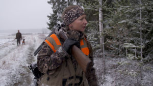 Kanakoirien erikoiskokeissa omistajan ja koiran vuorovaikutus on suuressa roolissa. Metsästäjä odottaa metsänlaidassa koiraansa kanakoirien erikoiskokeessa.