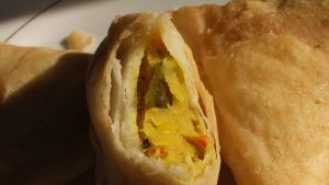 Arkivbild. Samosas och andra fettiga maträtter är gott efter en lång dags fastande. Samosa är ett degknyte som kan innehålla olika fyllningar.