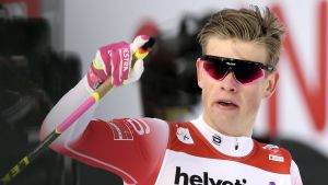 Johannes Hösflot Kläbo ett exempel på att man inte behöver vara rutinerad för att skörda framgång i stortävlingar. Johannes Hösflöt Kläbo vann VM-guld i sprint.