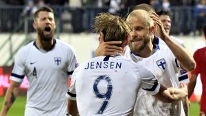 Fredrik Jensen gjorde Finlands första mål för kvällen. Joona Toivio, Fredrik Jensen och Teemu Pukki firar ett mål.