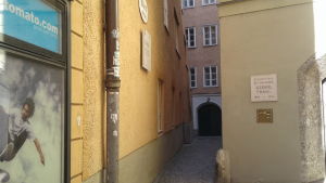 Stannade till i Salzburg på väg till alperna för några år sedan. Bredvid snowboardbutiken lärde vi oss om Georg Trakl, expressionistisk österrikisk poet, med bland andra undergångsteman i postumt utgiven diktsamling. Gränd i Salzburg: skateshop och huset där Georg Trakl födddes.