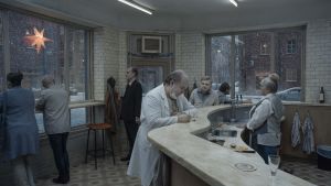 Är det inte fantastiskt ändå? Allt! Allt är fantastiskt! Ur "Om det oändliga". En tandläkare står vid en bardisk. Utanför fönstret snöar det.