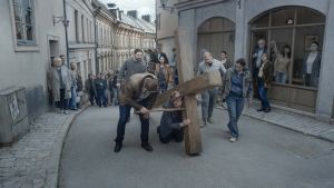 En tung process. Här en bild ur Om det oändliga - filmen som sagts vara Anderssons sista. Bild på en man som släpar på ett kors i en scen ur filmen Om det oändliga.