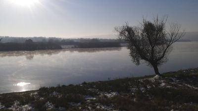 Höstmorgon vid floden Dnestr i Moldavien