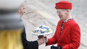 President Sauli Niinistö och Danmarks drottning Margarethe II i Helsingfors. Drottning Margrethe II av Danmark iklädd röd dräkt tar emot en blombukett av president Sauli Niinistö utanför presidentens slott i Helsingfors.