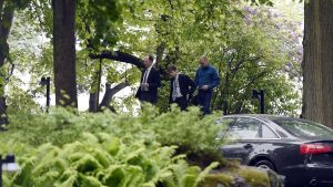 Statssekreterare Samuli Virtanens (t.h.) agerande i samband med regeringskrisen har väckt diskussion. Bilden är tagen den 12 juni, då det blev klart att samarbetet med Jussi Halla-ahos (t.v.) Sannfinländare inte kan fortsätta. Bild från förhandlingarna i Villa Bjälbo den 12 juni 2017.