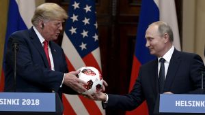 Putin ger Trump en fotboll under presskonferensen i Helsingfors 