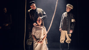 Stark symbolik när Helli, som brinner för arbetarnas rättigheter, tar rollen av Hildas barndomsvän, en tam sugga som blir sjuk och måste avlivas (Jonas Bergqvist, Ksenia Timoshenko, Johan Aspelin). Lina Ekblad, Jonas Bergqvist, Ksenia Timoshenko, Johan Aspelin.