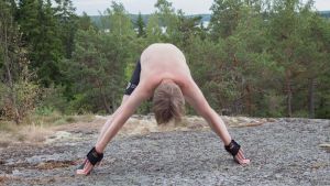 Endel yoga-övningar känns inte som nöjesparksattraktioner, men bättrar på smidigheten. Kaj Arnö gymnastiserar.